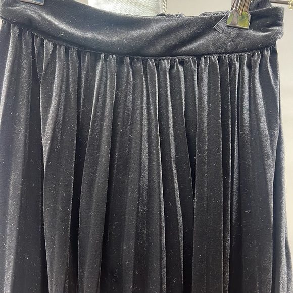 NWOT KIDICHIC Black pleated Velvet skirt for girls size 6 - Picture 2 of 2
